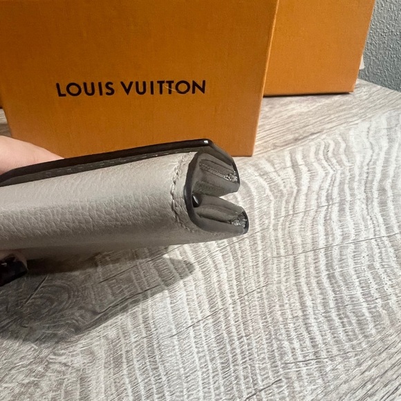 Louis Vuitton Portefeuille Trifold, LIKE NEW, Microchipped w/ COA - Picture 8 of 16